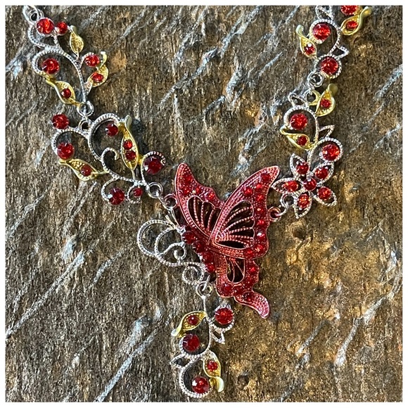 🎁 Red Crystal Butterfly Necklace Earring Set - Picture 12 of 12